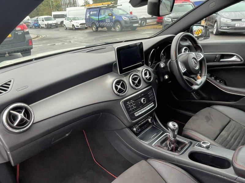 MERCEDES-BENZ CLA