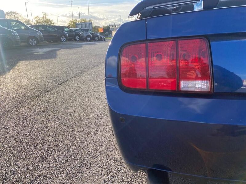 FORD MUSTANG
