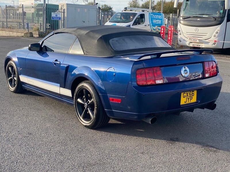 FORD MUSTANG